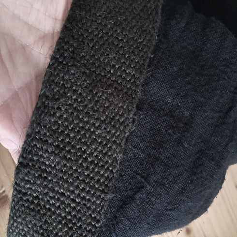 Detaliu pelerina medievala tip poncho cu gluga din canepa si bumbac maro pamantiu stil Jedi Foxenia zoom pe pânză și întăritura din cânepă