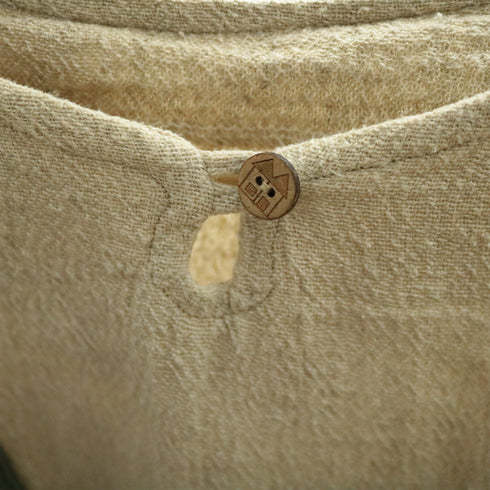 Detaliu nasture pt bluza relaxată cu buzunar aplicat și cusături vizibile din materiale naturale creponate produsă în România