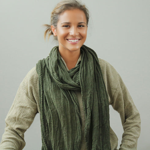 Eșarfă unisex din bumbac fin cu aspect creponat purtată lejer în jurul gâtului Foxenia