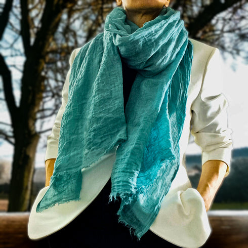 Esarfa unisex din in 100% cu textura sifonata si aspect creponat natural Foxenia - Turquaz