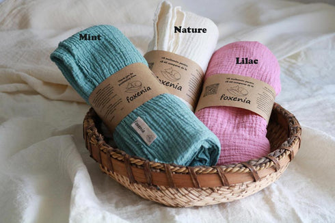 Față de pernă din muselină dublă, roz prăfuit, alb, verde mentă, cu textură aerată și moale.