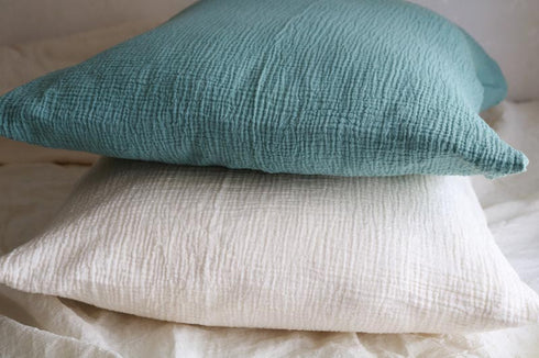 Față de pernă din muselină dublă, culori pastelate, cu textură aerată și moale.