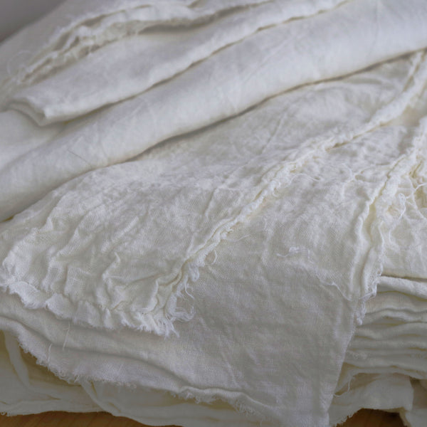 Tesatura din in prespalat densitate 210g/m2 culoare Ivory pentru lenjerii de pat si draperii Foxenia