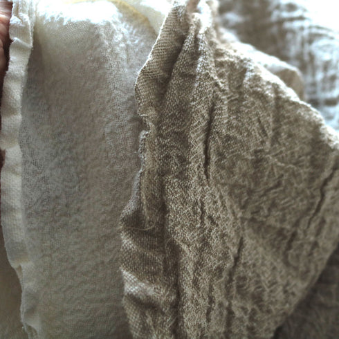 Detaliu de panza topita Aglaia din 60% canepa romaneasca si 40% bumbac cu aspect rustic si cadere fluida Foxenia