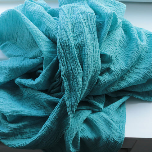 Șal din pânză topită de bumbac 100% cu textură creponată și volum bogat în nuanțe de peruzea Foxenia