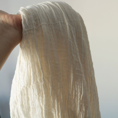 Șal din pânză topită de bumbac 100% cu textură creponată și volum bogat în culoare natur Foxenia