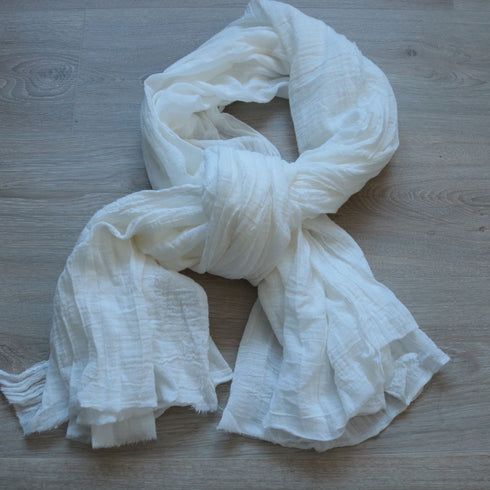 Detaliu pânză topită de bumbac cu aspect organic stors și margini artizanale Foxenia