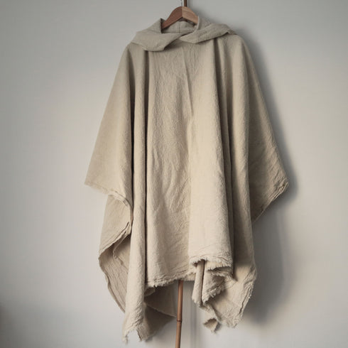 Pelerina tip poncho din tesatura topita creponata 70% in si 30% bumbac stil medieval artizanal Foxenia