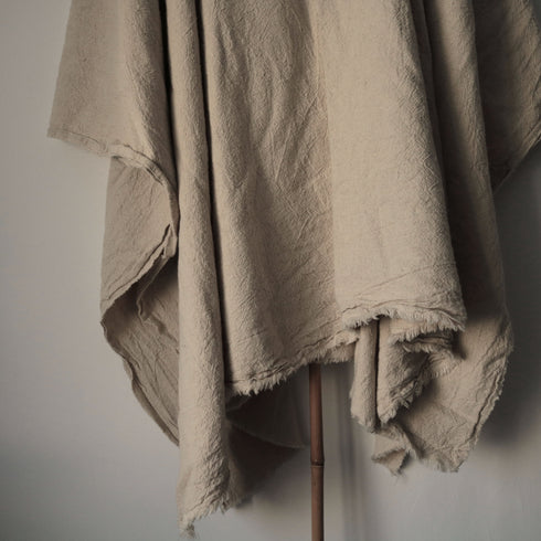 Pelerina tip poncho din tesatura topita creponata 70% in si 30% bumbac stil medieval artizanal Foxenia