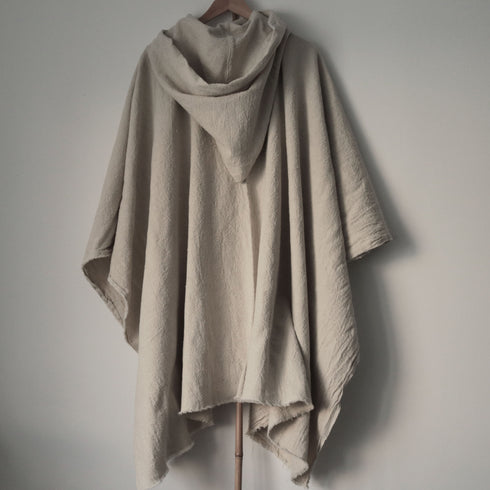 Pelerina tip poncho din tesatura topita creponata 70% in si 30% bumbac stil medieval artizanal Foxenia