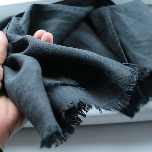 Esarfa din in creponat disponibila in culori organice gri petrol Foxenia