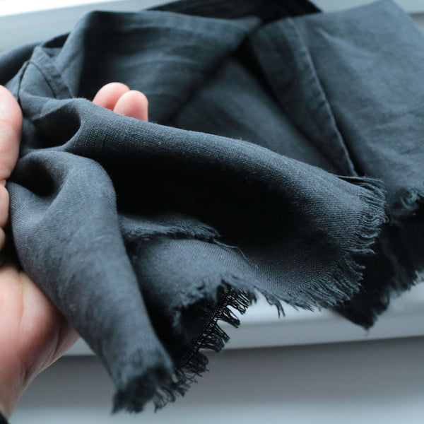 Esarfa din in creponat disponibila in culori organice gri petrol Foxenia