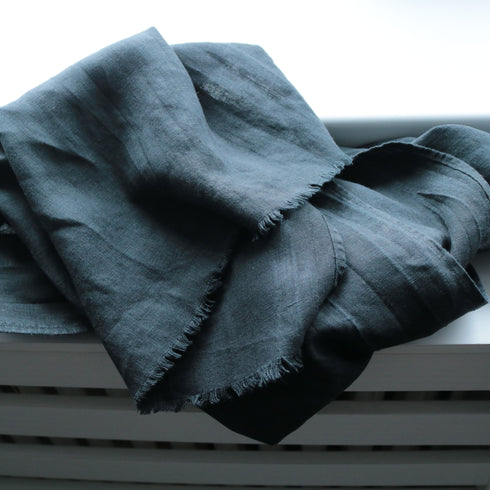 Esarfa din in creponat disponibila in culori organice Grafit - Foxenia