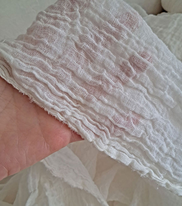 Panza topita din in culoarea ivory cu textura creponata si transparenta diafana Foxenia