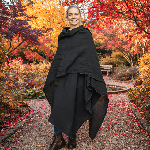 Pelerina medievala neagra cu gluga din canepa si in stil poncho unisex Foxenia