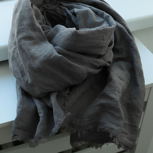 Esarfa din canepa disponibila in culori organice Gri Carbon by Foxenia