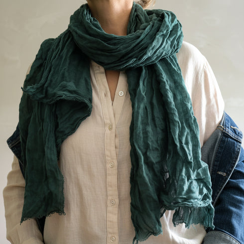Esarfa din in 100% natural textura sifonata in topit subtire verde inchis Foxenia