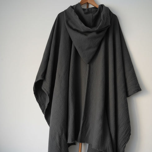 Pelerina tip poncho din tesatura topita creponata 70% in si 30% bumbac stil medieval artizanal Foxenia