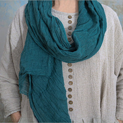 Esarfa din in 100% natural textura sifonata in topit subtire turquoise Foxenia purtata peste o camasa din bumbac fiert Foxenia